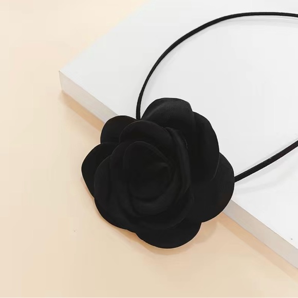 Jane Chic Designs Rose Cameo - Picture 4 of 5